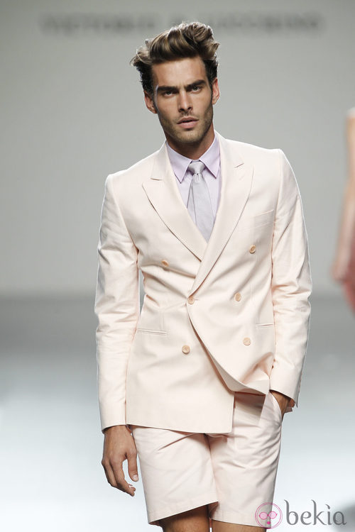 Jon Kortajarena desfila para Victorio & Lucchino en la pasarela Cibeles