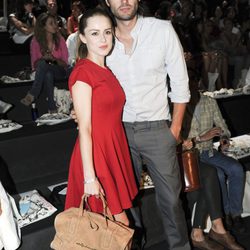 Roberto Hoyas y Carla Nieto en el desfile de Adolfo Domínguez, colección primavera de 2012