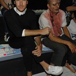 Jorge Suquet y un zombie en el desfile de Davidelfin, colección primavera 2012