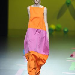 Vestido bicolor naranja y fucsia de Ágatha Ruiz de la Prada en Cibeles