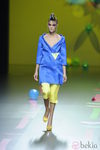 Conjunto azul y amarillo de Ágatha Ruiz de la Prada en Cibeles