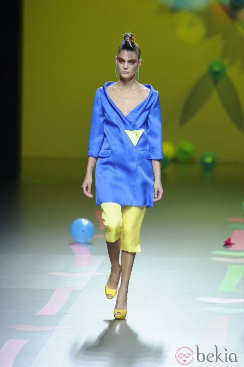 Conjunto azul y amarillo de Ágatha Ruiz de la Prada en Cibeles