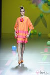 Vestido naranja y fucsia de Ágatha Ruiz de la Prada en Cibeles