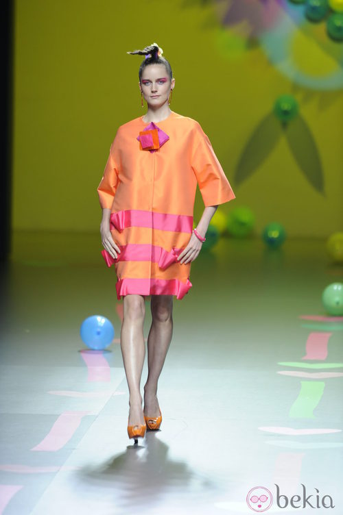 Vestido naranja y fucsia de Ágatha Ruiz de la Prada en Cibeles