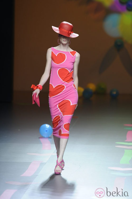 Vestido fucsia de corazones de Ágatha Ruiz de la Prada en Cibeles