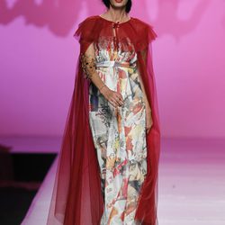 Vestido estampado con capa roja de Montesinos, colección primavera 2012