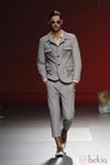 Traje gris claro y camisa beis de Devota y Lomba, colección primavera 2012