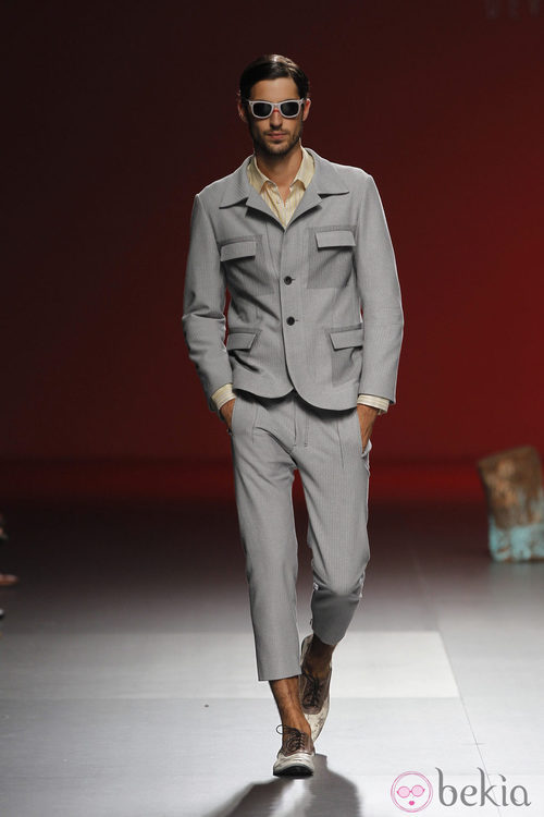 Traje gris claro y camisa beis de Devota y Lomba, colección primavera 2012