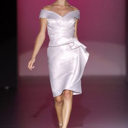 Vestido blanco con escote barco de Hannibal Laguna en Cibeles, colección primavera de 2012