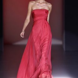 Vestido rojo de Hannibal Laguna en Cibeles, colección primavera de 2012