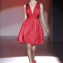 Vestido rojo con falda abullonada de Hannibal Laguna en Cibeles, colección primavera de 2012