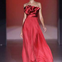 Vestido rojo con escote de raso de Hannibal Laguna en Cibeles, colección primavera de 2012