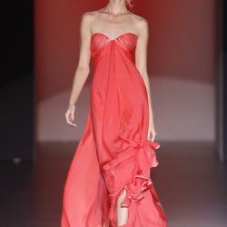 Vestido con escote corazón semitransparente de Hannibal Laguna en Cibeles, colección primavera de 2012
