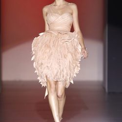 Vestido rosa palo con falda frondosa de Hannibal Laguna en Cibeles, colección primavera de 2012