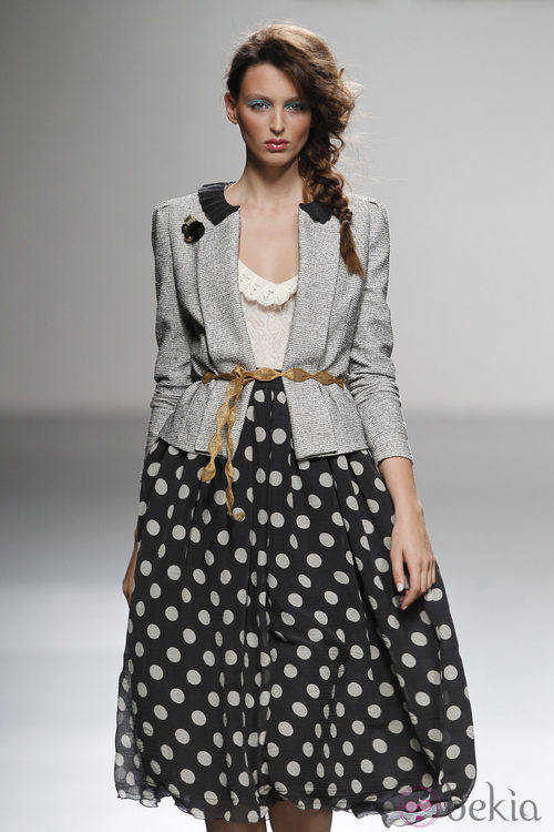 Chaqueta y falda de lunares de Kina Fernández en Cibeles, colección primavera de 2012