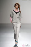 Pantalón blanco de Kina Fernández en Cibeles, colección primavera de 2012