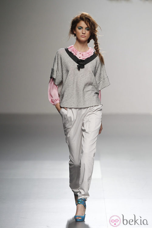 Pantalón blanco de Kina Fernández en Cibeles, colección primavera de 2012