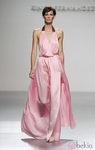 Vestido rosa con escote halter de Kina Fernández en Cibeles, colección primavera de 2012
