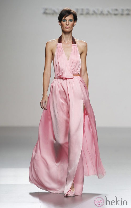 Vestido rosa con escote halter de Kina Fernández en Cibeles, colección primavera de 2012