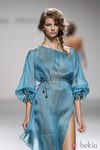 Caftán azul de Kina Fernández en Cibeles, colección primavera de 2012
