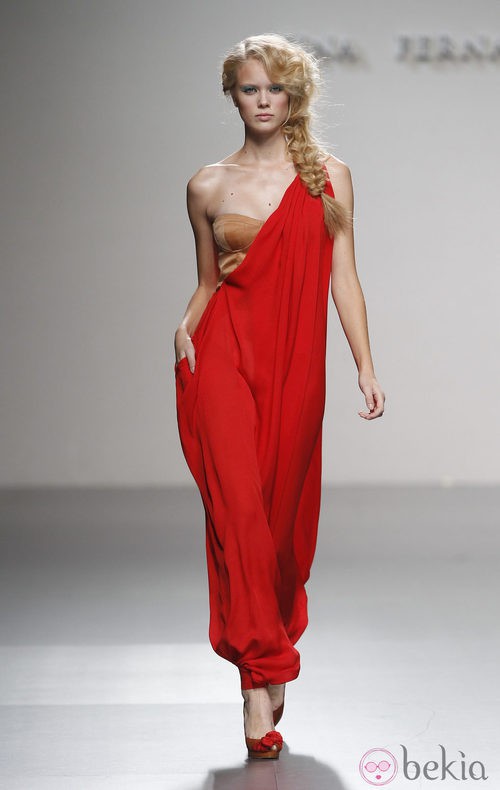 Mono de corte toga de Kina Fernández en Cibeles, colección primavera de 2012