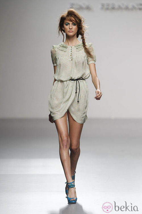 Vestido baby doll cruzado de Kina Fernández en Cibeles, colección primavera de 2012
