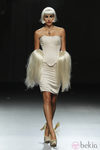Corsé blanco de Maya Hansen en Cibeles, colección de primavera de 2012