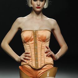 Corsé naranja de Maya Hansen en Cibeles, colección de primavera de 2012