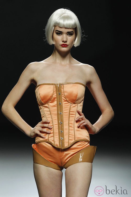 Corsé naranja de Maya Hansen en Cibeles, colección de primavera de 2012