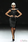 Vestido negro con correas de cuero de Maya Hansen en Cibeles, colección de primavera de 2012