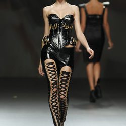Corsé de látex de Maya Hansen en Cibeles, colección de primavera de 2012