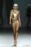 Cazadora dorada y short con trenzas de Maya Hansen en Cibeles, colección de primavera de 2012
