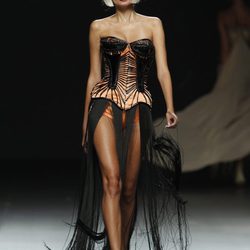 Corsé naranja cubierto de cintas de cuero de Maya Hansen en Cibeles, colección de primavera de 2012
