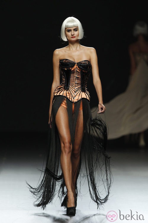 Corsé naranja cubierto de cintas de cuero de Maya Hansen en Cibeles, colección de primavera de 2012