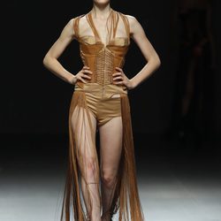 Corsé forrado de cuero de Maya Hansen en Cibeles, colección de primavera de 2012