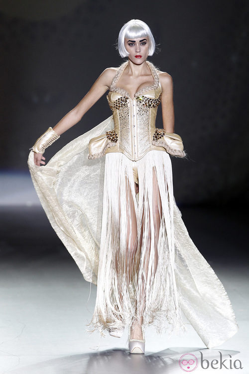 Corsé con trenzas y pedrería de Maya Hansen en Cibeles, colección de primavera de 2012
