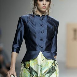 Chaqueta azul océano y minifalda con motivos naturales de Ion Fiz en Cibeles, colección primavera 2012 