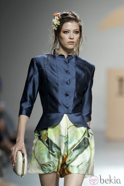 Chaqueta azul océano y minifalda con motivos naturales de Ion Fiz en Cibeles, colección primavera 2012 