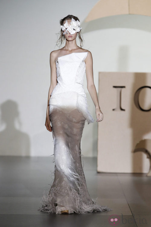 Vestido de novia con incrustaciones de plumas de Ion Fiz en Cibeles, colección primavera 2012 