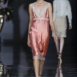 Vestido rosa de inspiración lencera de Ailanto en Cibeles, colección primavera 2012