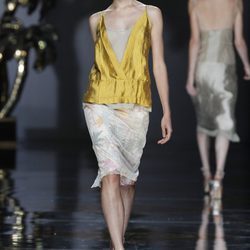 Camisa dorada y falda floral de Ailanto en Cibeles, colección primavera 2012