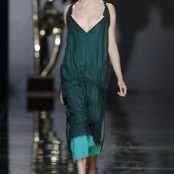 Vestido largo en verde cristal de Ailanto en Cibeles, colección primavera 2012