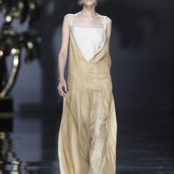Vestido beis y crudo de Ailanto en Cibeles, colección primavera 2012