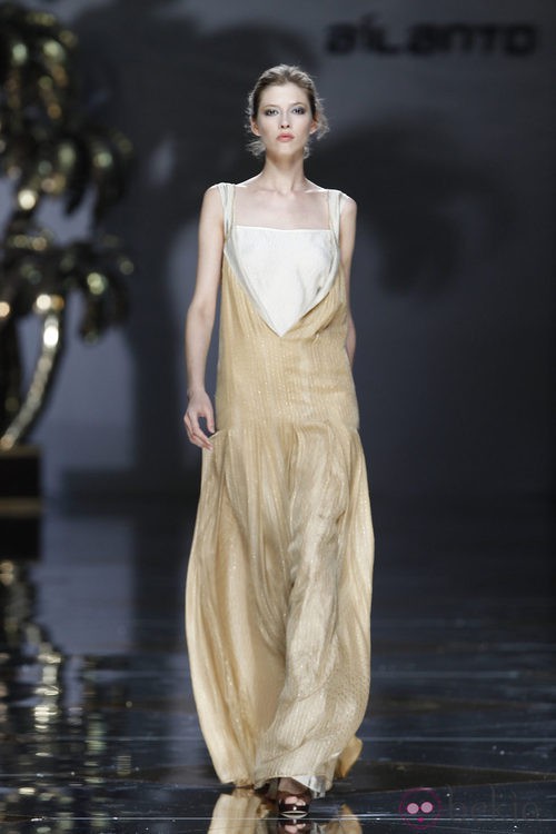 Vestido beis y crudo de Ailanto en Cibeles, colección primavera 2012