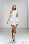 Vestido blanco drapeado de Amaya Arzuaga en Cibeles, colección primavera de 2012