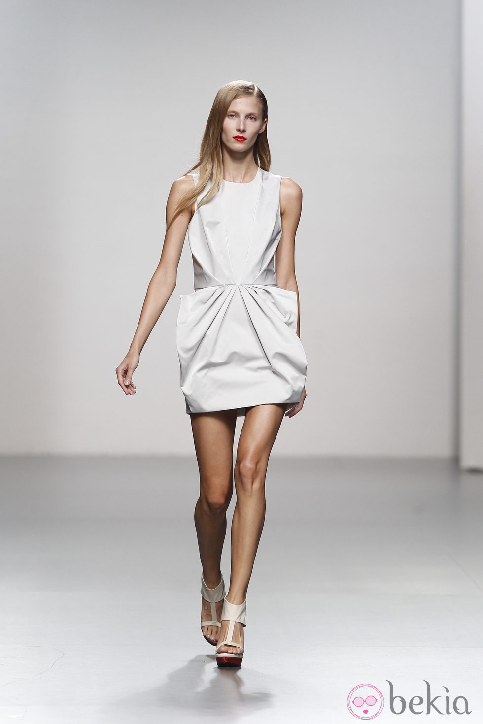Vestido blanco drapeado de Amaya Arzuaga en Cibeles, colección primavera de 2012