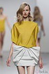 Falda blanca con lazo frontal de Amaya Arzuaga en Cibeles, colección primavera de 2012