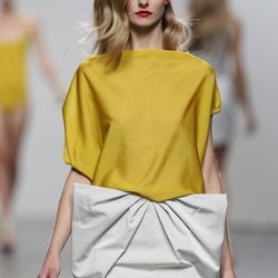 Falda blanca con lazo frontal de Amaya Arzuaga en Cibeles, colección primavera de 2012
