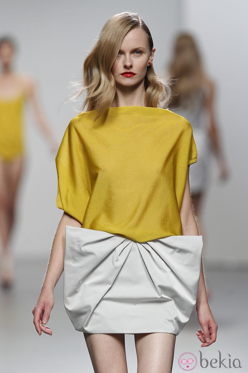 Falda blanca con lazo frontal de Amaya Arzuaga en Cibeles, colección primavera de 2012