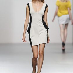 Vestido bicolor de Amaya Arzuaga en Cibeles, colección primavera de 2012